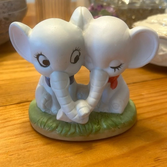VTG Artmark Snuggling/Trunk Holding Elephants - 4in. Ceramic Figurine - Picture 1 of 6